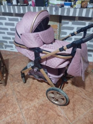 Carro de bebé rosa acolchado