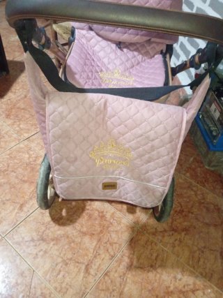 Carro de bebé rosa acolchado