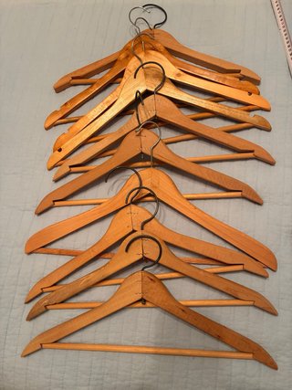 10 perchas de madera con gancho metálico