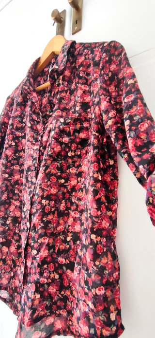 Blusa Stradivarius flores rosas