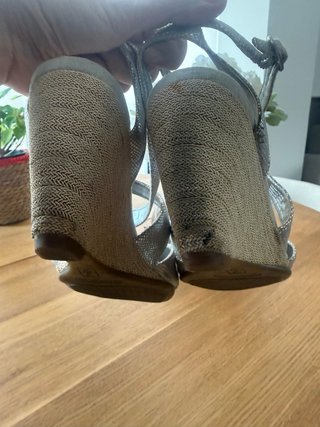 Sandalias plateadas muy cómodas