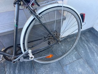 Bicicleta vintage urbana con cesta y portabultos.
