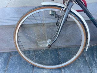 Bicicleta vintage urbana con cesta y portabultos.