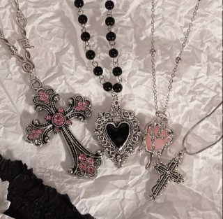 Collar con colgante de cruz y corazón