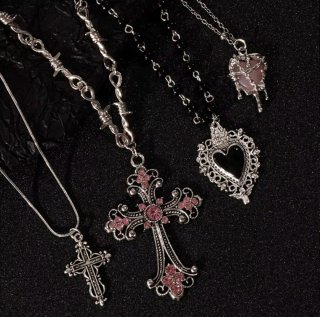 Collar con colgante de cruz y corazón