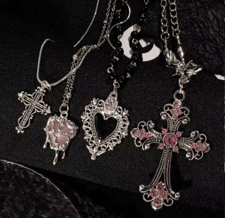 Collar con colgante de cruz y corazón