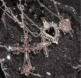 Collar con colgante de cruz y corazón