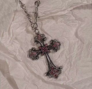 Collar con colgante de cruz y corazón