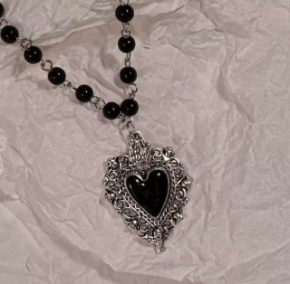 Collar con colgante de cruz y corazón