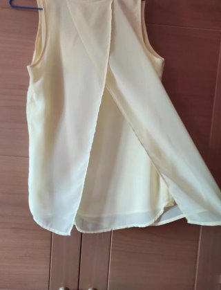 Camisa sin mangas amarilla