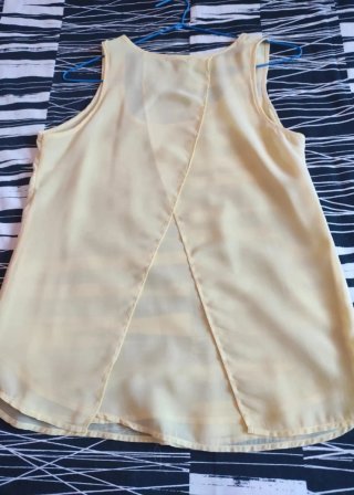 Camisa sin mangas amarilla