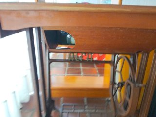 Máquina de coser antigua con mueble