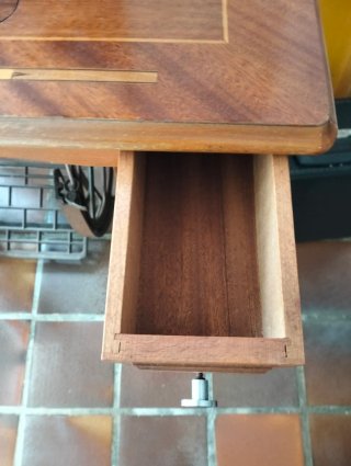 Máquina de coser antigua con mueble