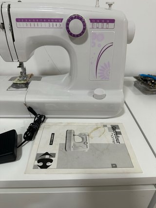 Máquina de coser blanca, nunca usada.
