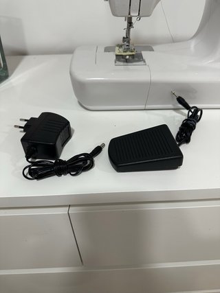 Máquina de coser blanca, nunca usada.