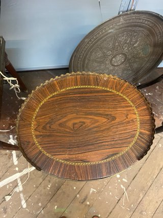 Cómoda antigua de madera y metal
