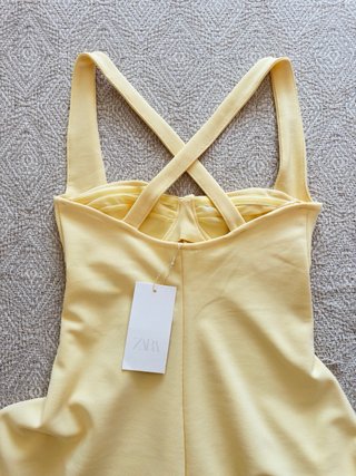 Vestido Zara amarillo con tirantes cruzados