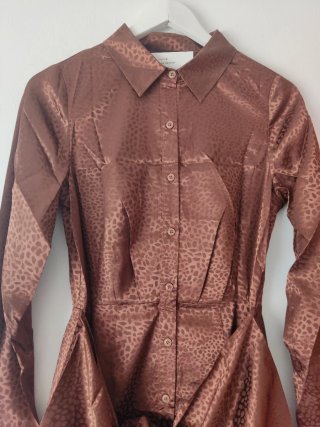 Vestido marrón estampado