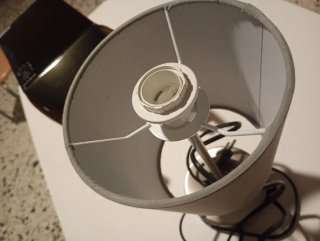 Lámpara de mesa gris y plateada