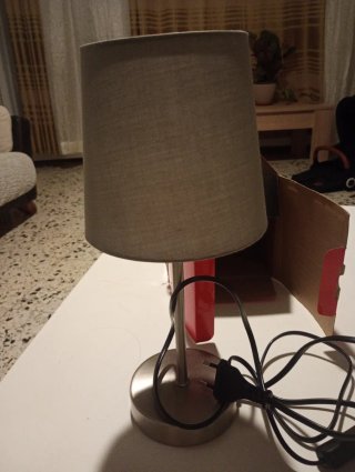 Lámpara de mesa gris y plateada