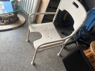 Se vende silla de ducha con poco uso para  mayores
