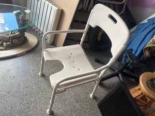 Se vende silla de ducha con poco uso para  mayores