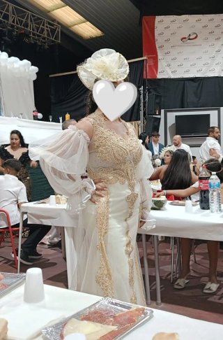 Vestido de boda dorado y blanco