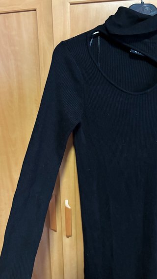 Vestido negro largo cuello alto y manga larga