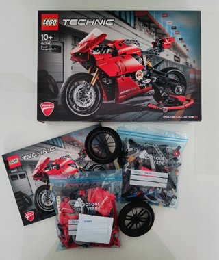 LEGO Technic Ducati Panigale V4 R (42107)