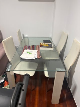 Mesa de cristal con 4 sillas