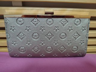 Bolso tipo clutch color plateado diseño grabado