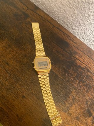 Reloj dorado vintage de acero