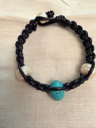 Pulsera trenzada cuero con perlas y turquesa