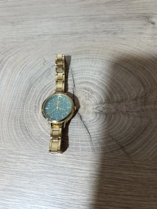 Reloj dorado con esfera azul brillante