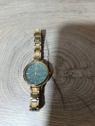 Reloj dorado con esfera azul brillante