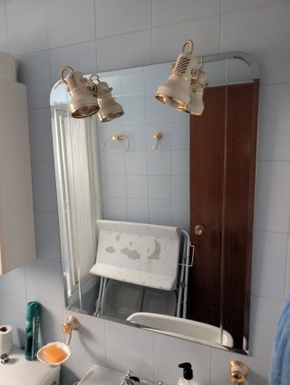Espejo de baño dorado y blanco