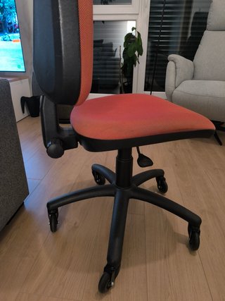 Silla de oficina con ruedas