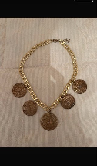 Collar dorado con colgantes circulares