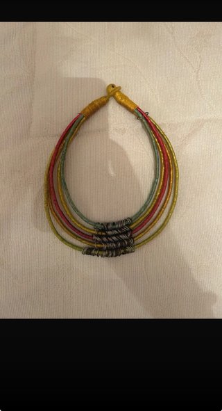 Collar de hilos multicolor