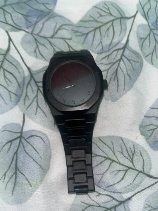 Reloj moderno negro