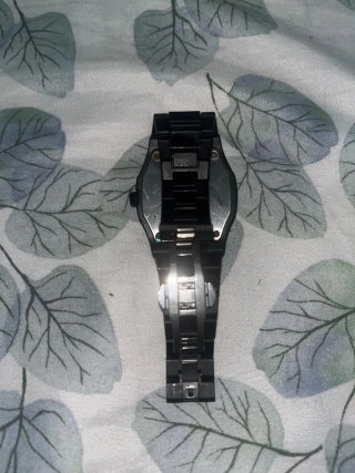 Reloj moderno negro
