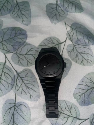 Reloj moderno negro