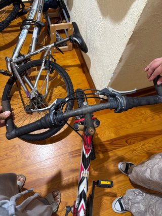 Bicicleta infantil roja y blanca