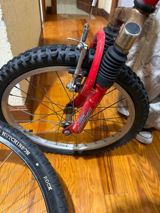 Bicicleta infantil roja y blanca