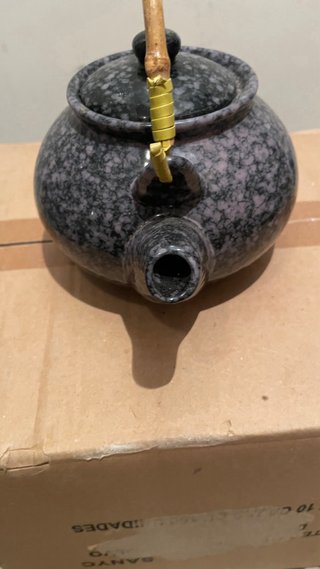 Tetera cerámica negra y morada con asa bambú