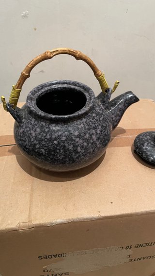 Tetera cerámica negra y morada con asa bambú
