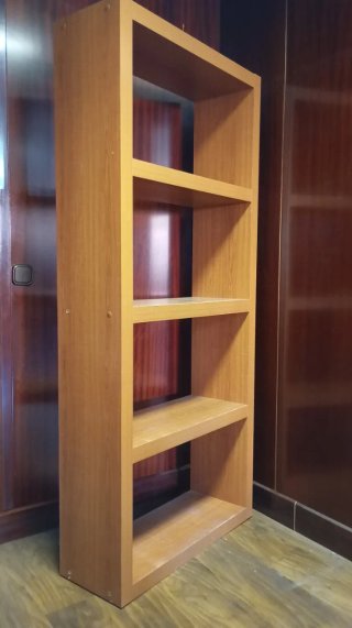 Estantería de madera marrón