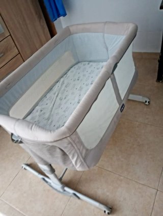 Cuna de bebé con cambiador