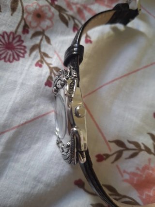 Orologio con cinturino nero e quadrante argento