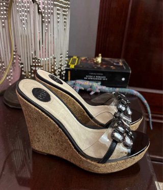 Sandalias de cuña de la marca EXÉ, modelo KATHY-21